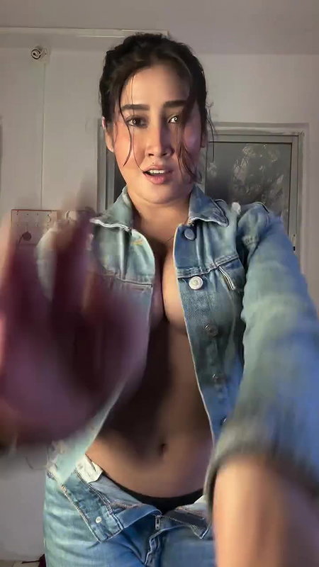 INSTA THOT SEXY BABE SOFIA ANSARI AMPLE CLEAVAGE SHOW