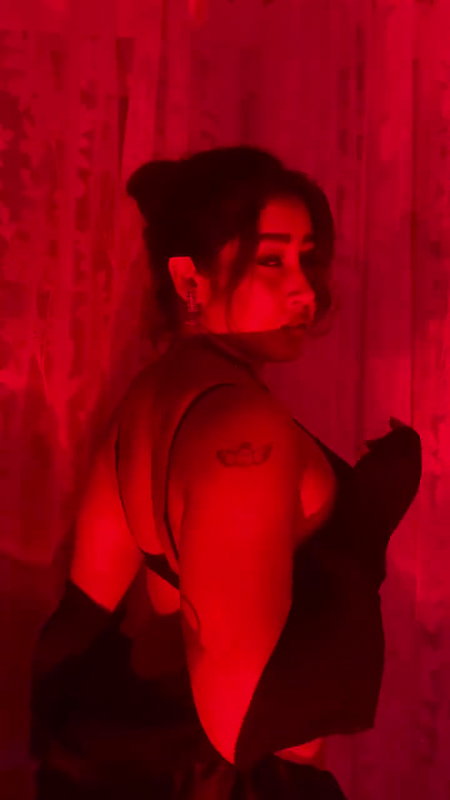 INSTA THOT SEXY BABE SOFIA ANSARI AMPLE CLEAVAGE SHOW