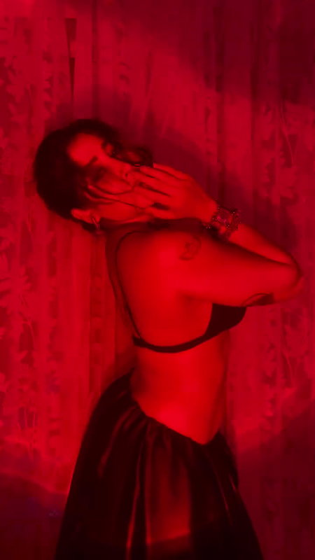 INSTA THOT SEXY BABE SOFIA ANSARI AMPLE CLEAVAGE SHOW