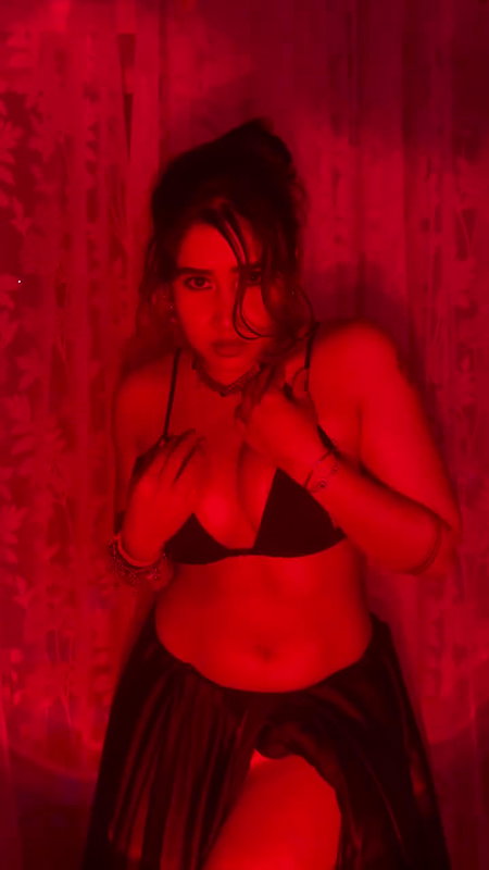 INSTA THOT SEXY BABE SOFIA ANSARI AMPLE CLEAVAGE SHOW