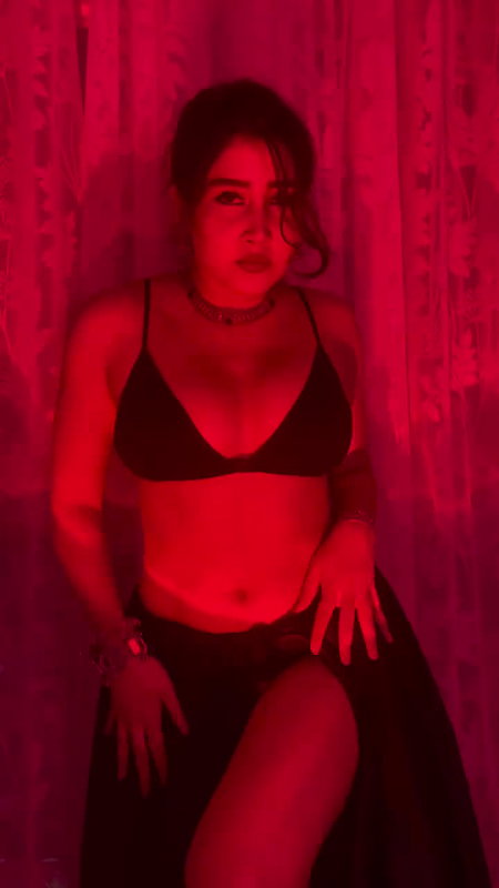 INSTA THOT SEXY BABE SOFIA ANSARI AMPLE CLEAVAGE SHOW