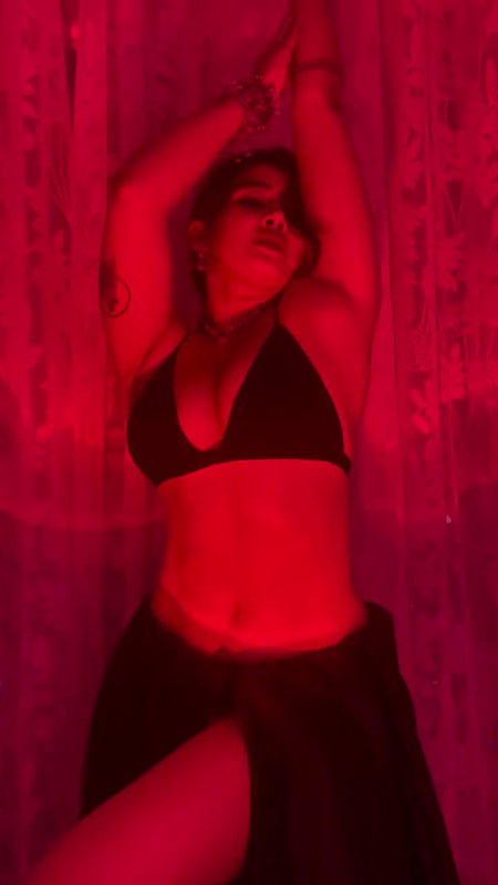 INSTA THOT SEXY BABE SOFIA ANSARI AMPLE CLEAVAGE SHOW