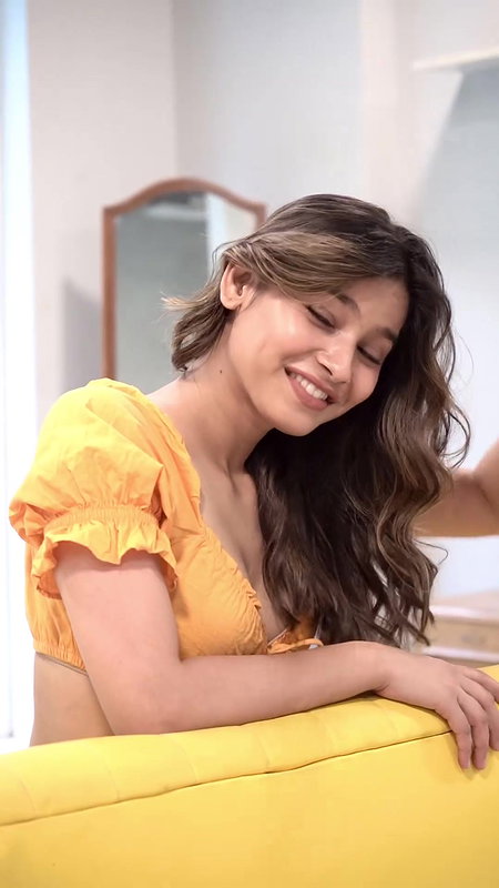 LOVELY BABE YUMMY DEEP CLEAVAGE TEASE SHOW