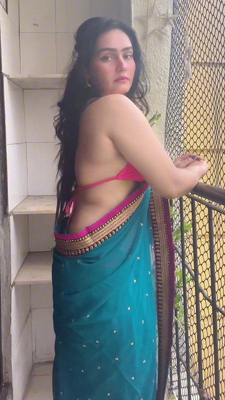 SEXY BHABHI TOO SIZZLING IN BRA BLOUSE SAREE SEDUCTIVE VIEW