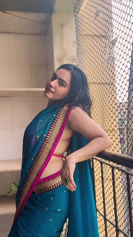 SEXY BHABHI TOO SIZZLING IN BRA BLOUSE SAREE SEDUCTIVE VIEW