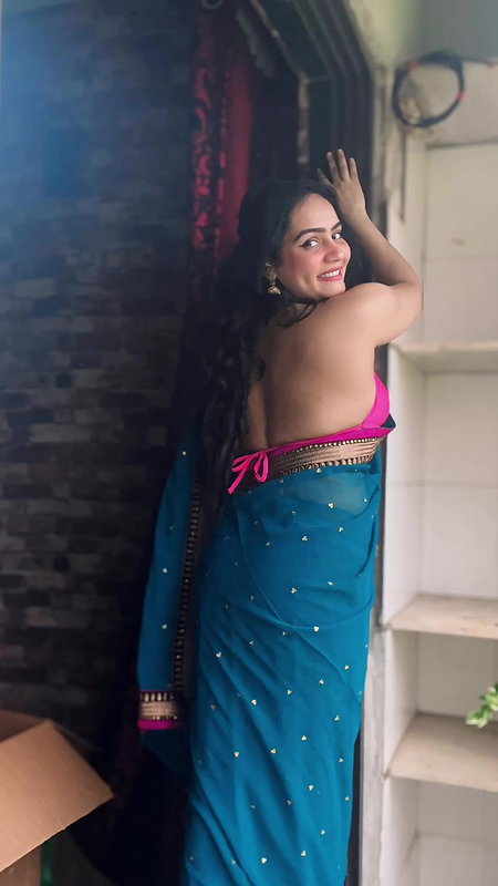 SEXY BHABHI TOO SIZZLING IN BRA BLOUSE SAREE SEDUCTIVE VIEW