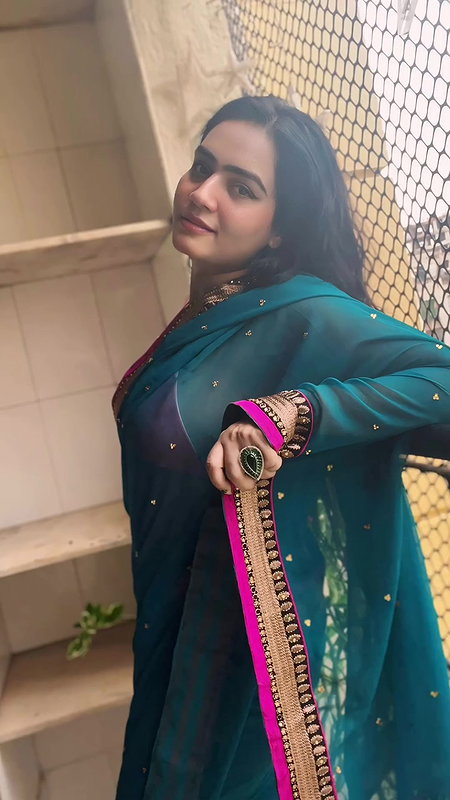 SEXY BHABHI TOO SIZZLING IN BRA BLOUSE SAREE SEDUCTIVE VIEW