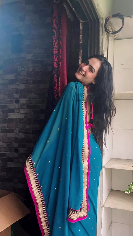 SEXY BHABHI TOO SIZZLING IN BRA BLOUSE SAREE SEDUCTIVE VIEW