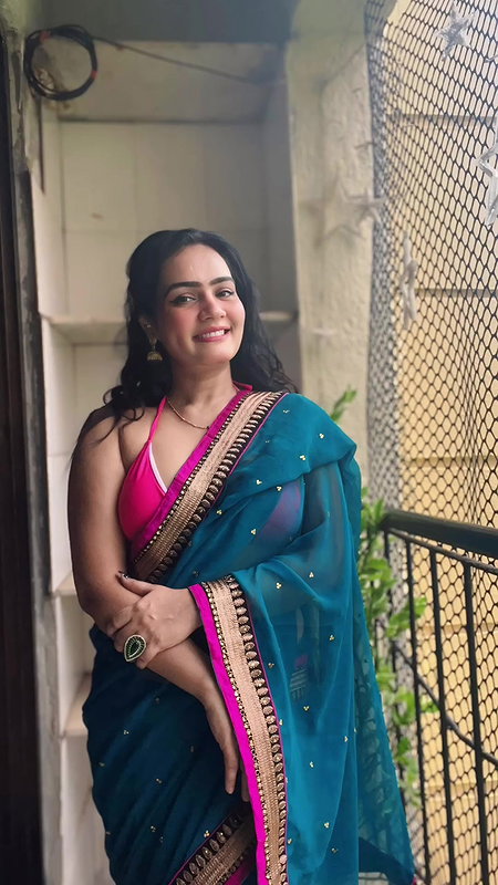SEXY BHABHI TOO SIZZLING IN BRA BLOUSE SAREE SEDUCTIVE VIEW