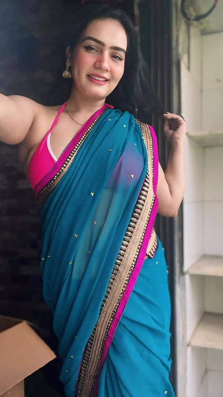 SEXY BHABHI TOO SIZZLING IN BRA BLOUSE SAREE SEDUCTIVE VIEW