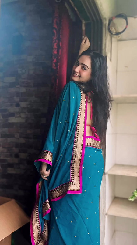 SEXY BHABHI TOO SIZZLING IN BRA BLOUSE SAREE SEDUCTIVE VIEW
