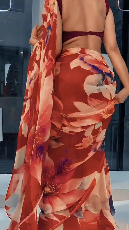 SHRIJU DAMN SEDUCTRESS IN BACKLESS SAREE TEMPTING VIEW