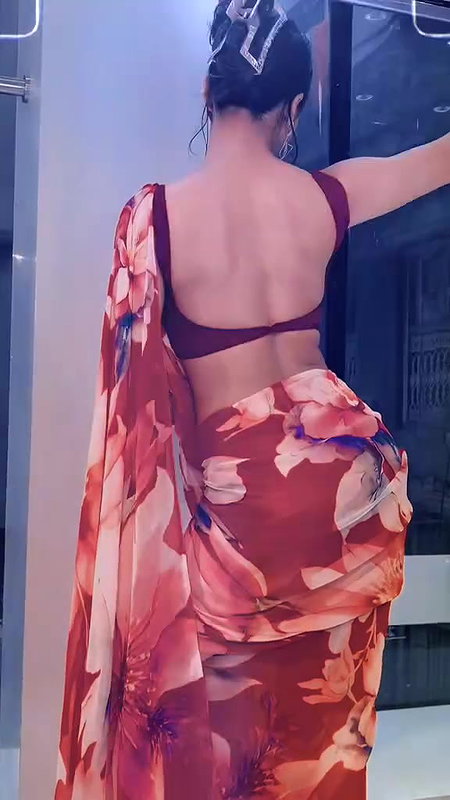 SHRIJU DAMN SEDUCTRESS IN BACKLESS SAREE TEMPTING VIEW