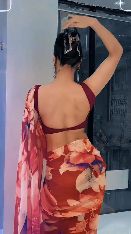 SHRIJU DAMN SEDUCTRESS IN BACKLESS SAREE TEMPTING VIEW