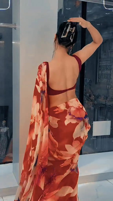 SHRIJU DAMN SEDUCTRESS IN BACKLESS SAREE TEMPTING VIEW