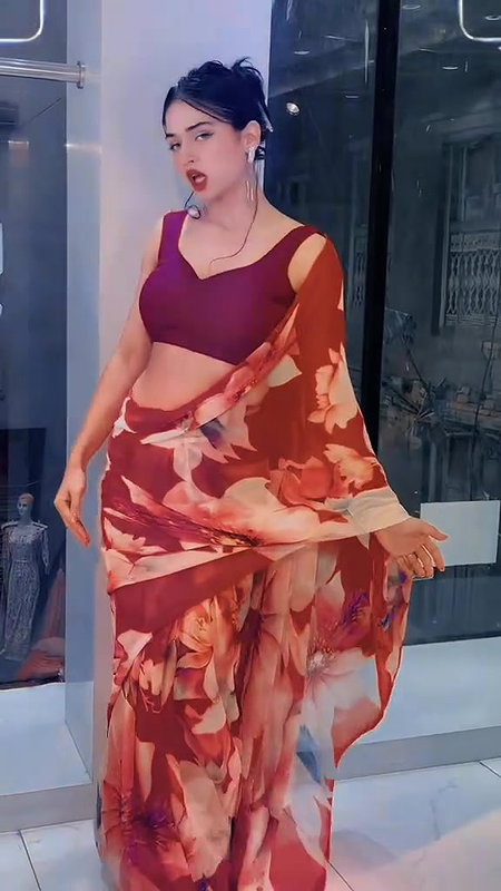 SHRIJU DAMN SEDUCTRESS IN BACKLESS SAREE TEMPTING VIEW