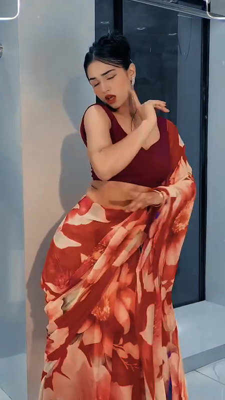 SHRIJU DAMN SEDUCTRESS IN BACKLESS SAREE TEMPTING VIEW