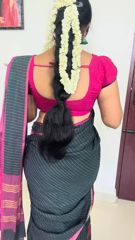 Tamil Bootylicious Youtuber Navel Play without Saree