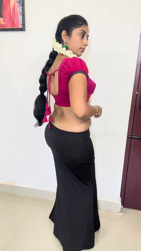 Tamil Bootylicious Youtuber Navel Play without Saree