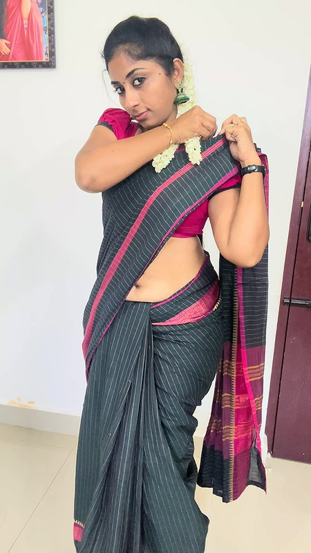Tamil Bootylicious Youtuber Navel Play without Saree