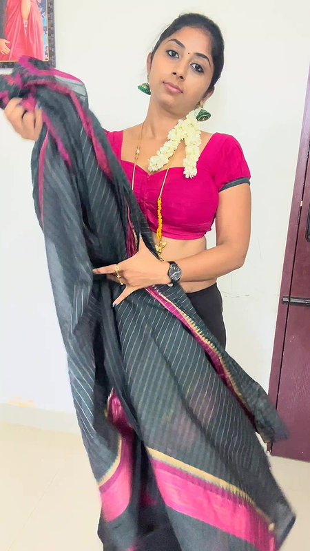 Tamil Bootylicious Youtuber Navel Play without Saree