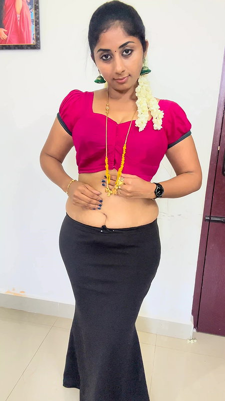 Tamil Bootylicious Youtuber Navel Play without Saree