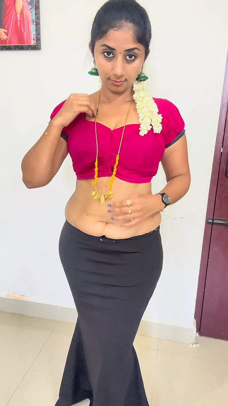 Tamil Bootylicious Youtuber Navel Play without Saree