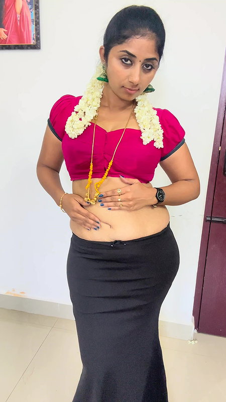 Tamil Bootylicious Youtuber Navel Play without Saree