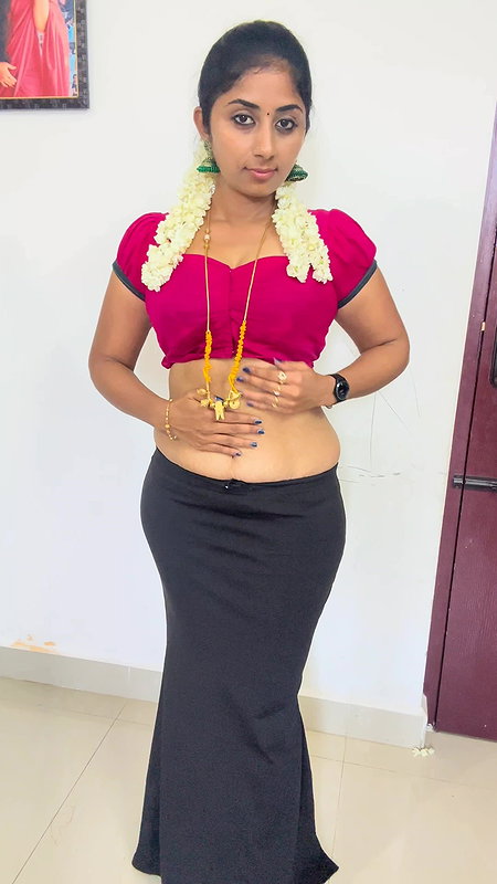 Tamil Bootylicious Youtuber Navel Play without Saree