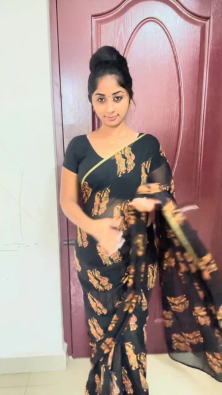 Tamil Stunning Youtuber Navel Play in Saree