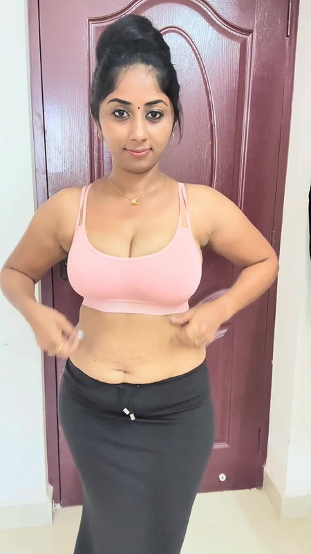 Tamil Stunning Youtuber Navel Play in Saree