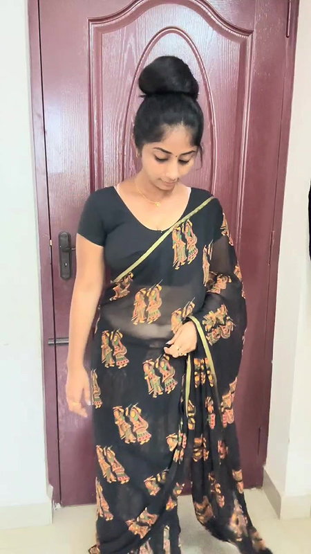 Tamil Stunning Youtuber Navel Play in Saree