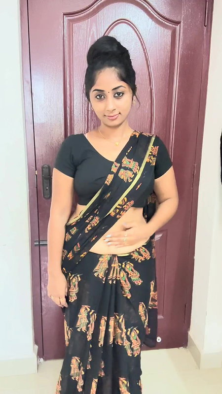 Tamil Stunning Youtuber Navel Play in Saree