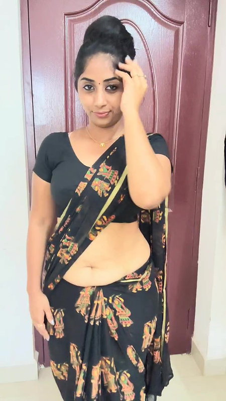 Tamil Stunning Youtuber Navel Play in Saree