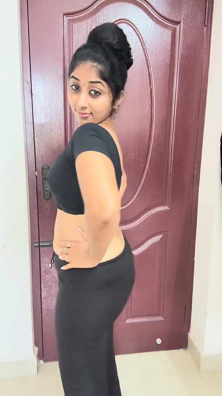 Tamil Stunning Youtuber Navel Play in Saree