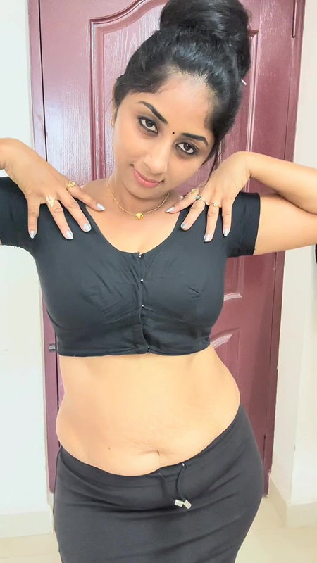 Tamil Stunning Youtuber Navel Play in Saree