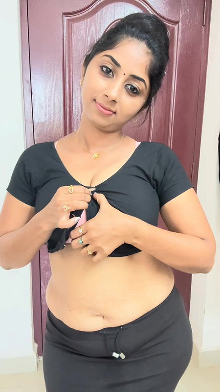 Tamil Stunning Youtuber Navel Play in Saree