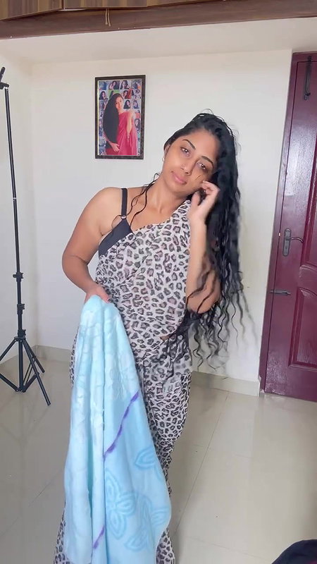 Tamil Youtuber Tempting Navel Show after shower