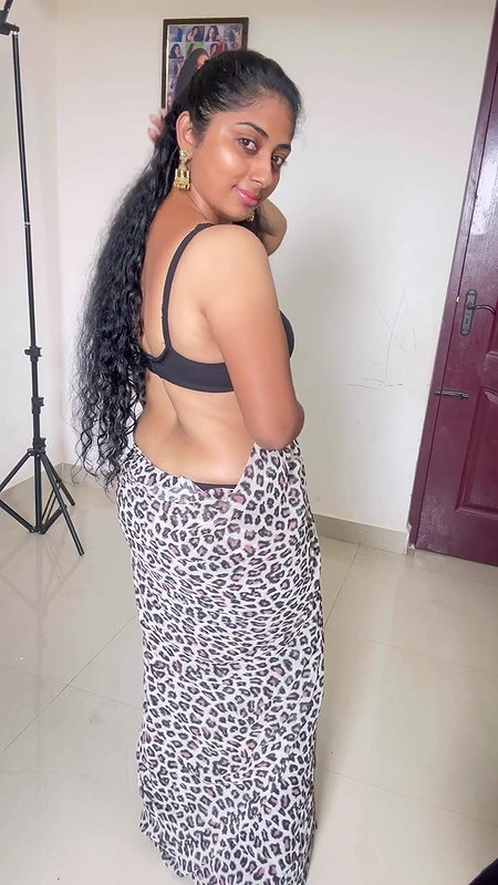 Tamil Youtuber Tempting Navel Show after shower