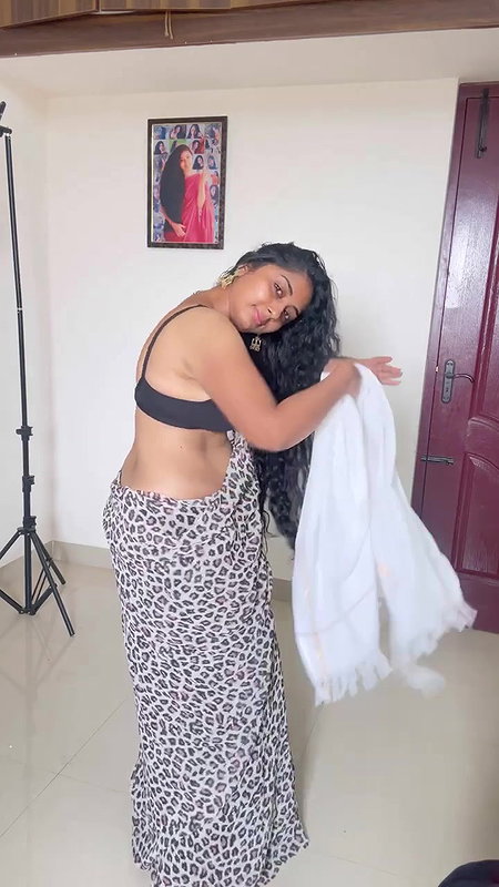 Tamil Youtuber Tempting Navel Show after shower