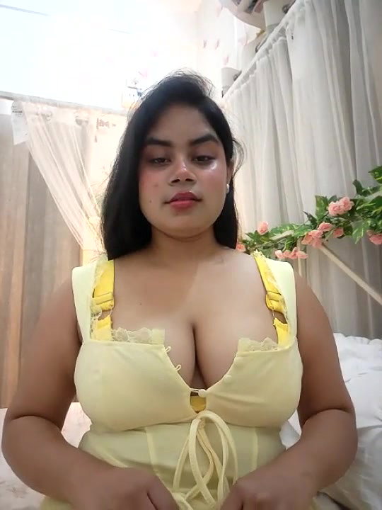 Busty Girl Amesha Shows Her Big Boobs Curves