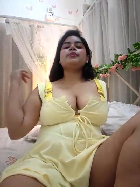 Busty Girl Amesha Shows Her Big Boobs Curves
