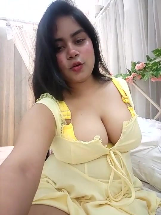 Busty Girl Amesha Shows Her Big Boobs Curves