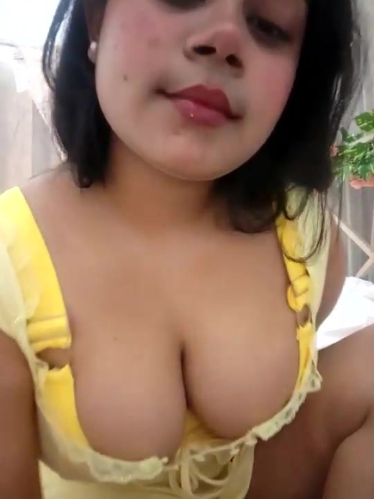Busty Girl Amesha Shows Her Big Boobs Curves