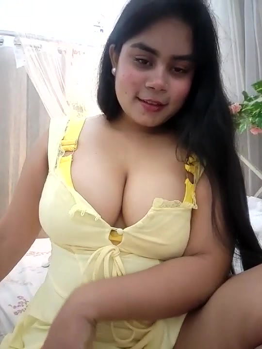 Busty Girl Amesha Shows Her Big Boobs Curves