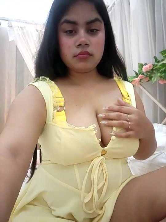 Busty Girl Amesha Shows Her Big Boobs Curves