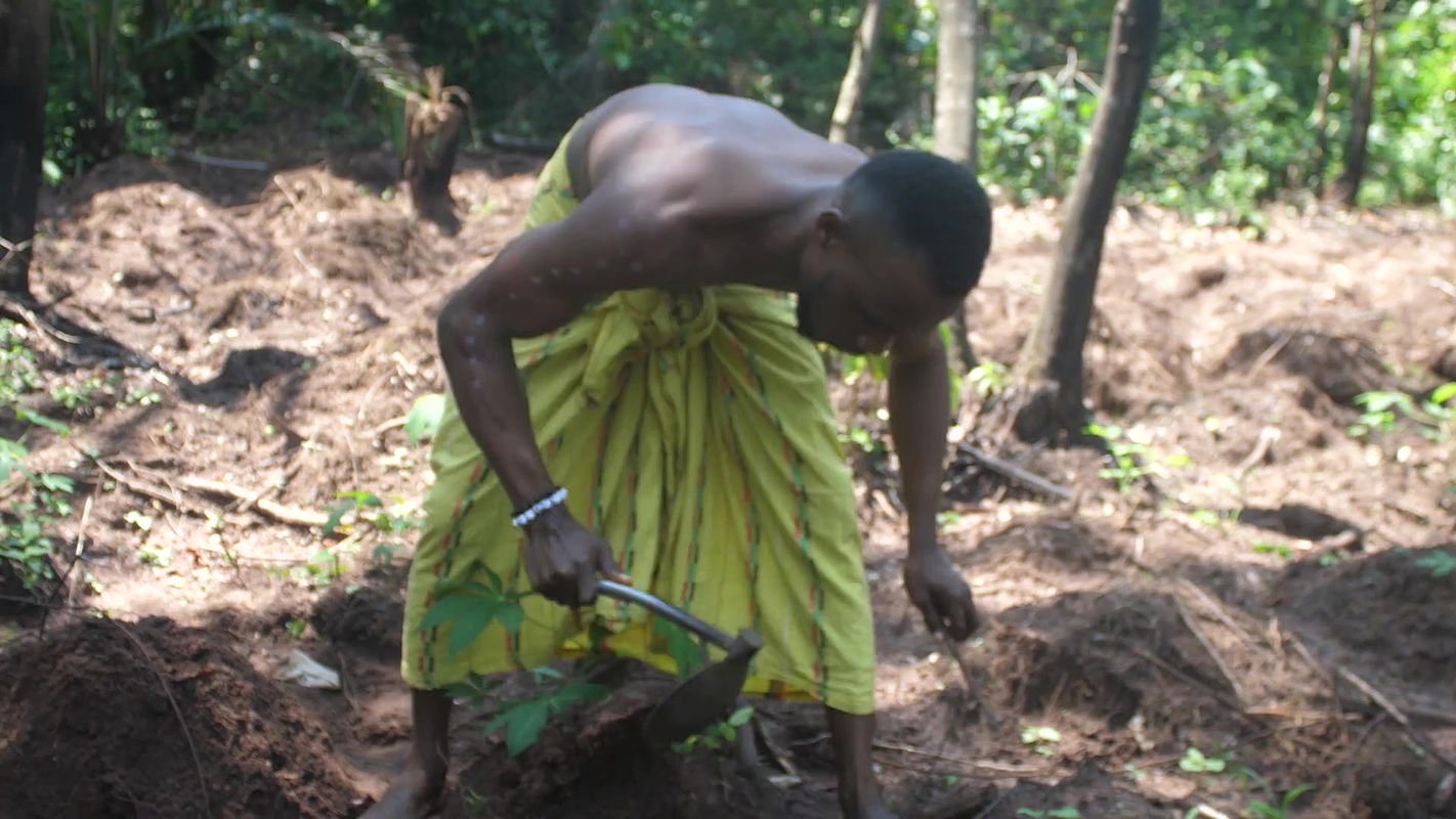 After cultivating in her farm for hours she decided to pay me with her wet squiritng pussy