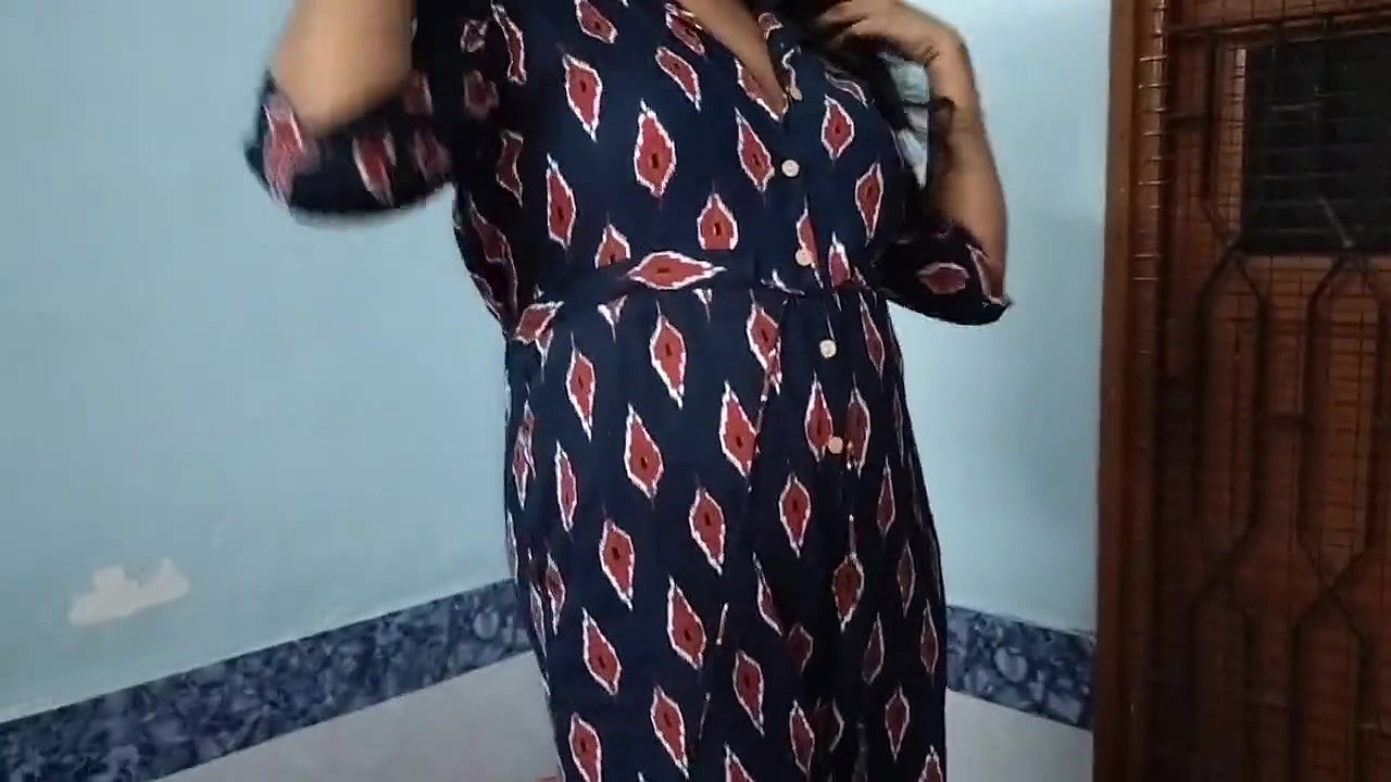 ‘Mai bimar hu, lund chusa do apna’ – Indian medical college girl talking dirty in hindi and fucks in desi doggy style