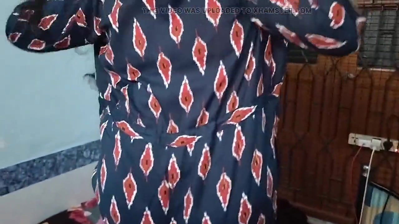 ‘Mai bimar hu, lund chusa do apna’ – Indian medical college girl talking dirty in hindi and fucks in desi doggy style