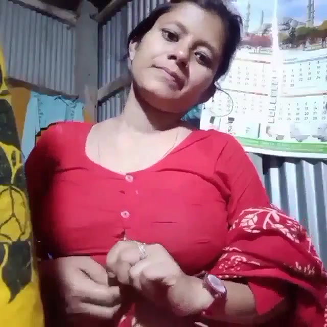 Village Bhabi Showing Her Nice Boobs